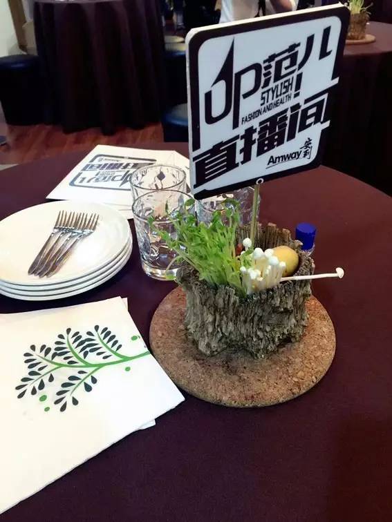 开云电竞网站:去参加时尚趴却被这些蔬菜水果圈粉啦~？~UP范儿就是这样的吗？(图2)