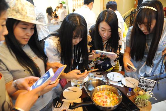 开云电竞网站:去参加时尚趴却被这些蔬菜水果圈粉啦~？~UP范儿就是这样的吗？(图5)