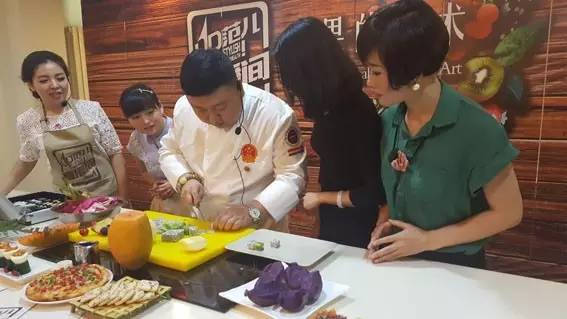 开云电竞网站:去参加时尚趴却被这些蔬菜水果圈粉啦~？~UP范儿就是这样的吗？(图9)