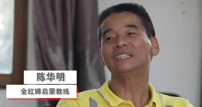 富裕了！全红婵家装修银色大门阔气两棵迎客松二楼安装护栏(图5)