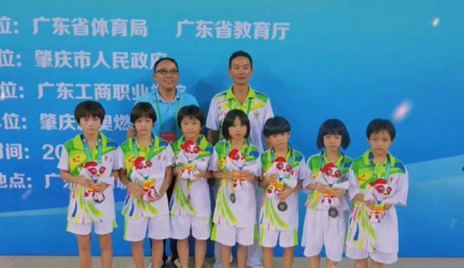 富裕了！全红婵家装修银色大门阔气两棵迎客松二楼安装护栏(图6)