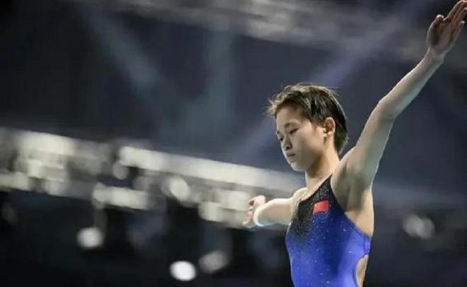 富裕了！全红婵家装修银色大门阔气两棵迎客松二楼安装护栏(图8)