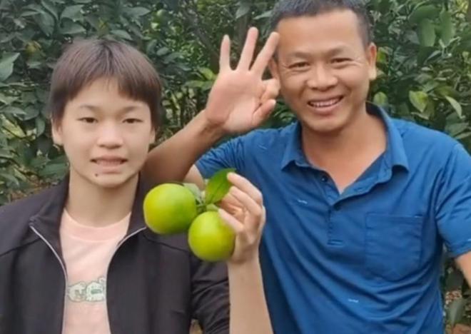 富裕了！全红婵家装修银色大门阔气两棵迎客松二楼安装护栏(图15)