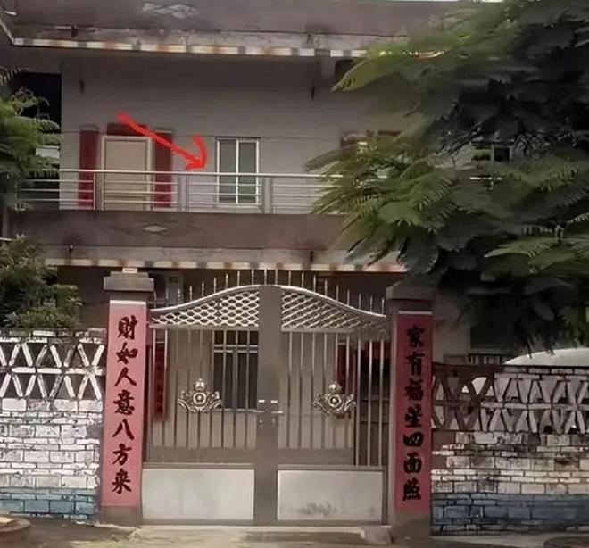 富裕了！全红婵家装修银色大门阔气两棵迎客松二楼安装护栏(图17)