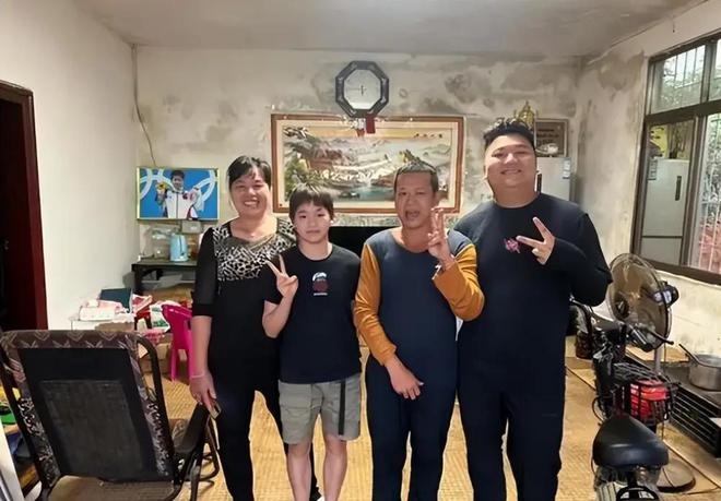 富裕了！全红婵家装修银色大门阔气两棵迎客松二楼安装护栏(图14)