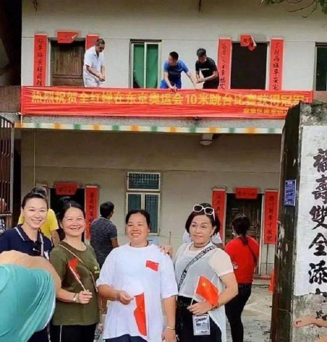 富裕了！全红婵家装修银色大门阔气两棵迎客松二楼安装护栏(图11)