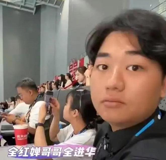 富裕了！全红婵家装修银色大门阔气两棵迎客松二楼安装护栏(图18)