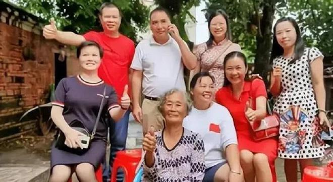 富裕了！全红婵家装修银色大门阔气两棵迎客松二楼安装护栏(图12)