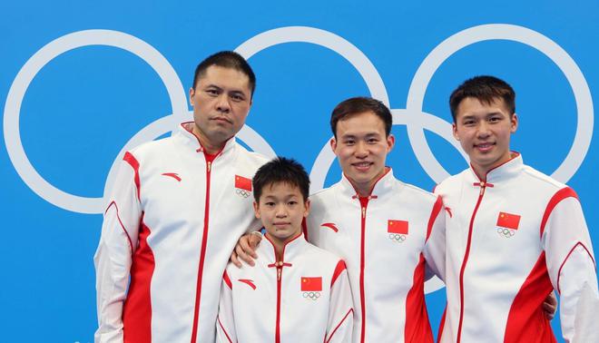 富裕了！全红婵家装修银色大门阔气两棵迎客松二楼安装护栏(图10)