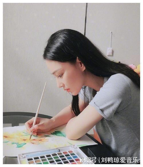开云电竞张馨予晒出家居生活凭一菜园子圈粉百万网友：一看就不是摆拍(图5)