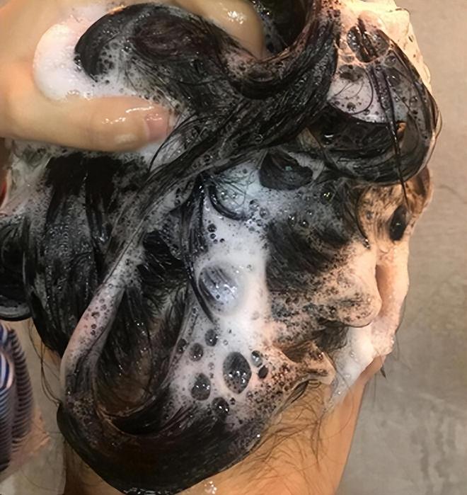 开云电竞:震惊！“毒洗发水”已曝光长期使用会变秃还有很多家庭都在用(图5)