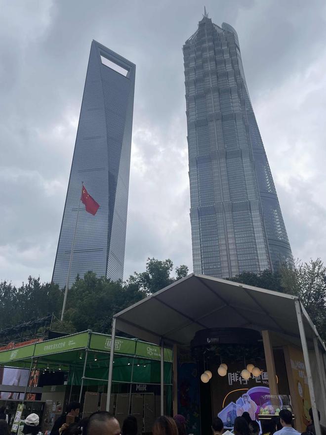 开云电竞网站:这些天上海陆家嘴咖啡飘香人气爆棚有人说像是大型游乐场(图1)