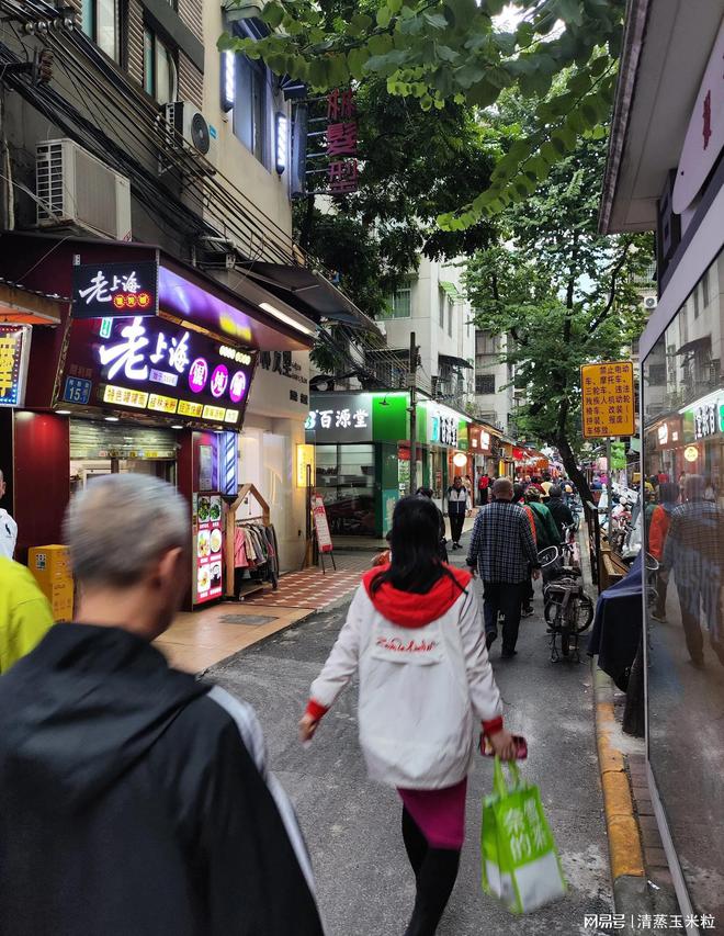 开云电竞:一间陪伴广州市中心一条老街30年的牛杂档(图6)