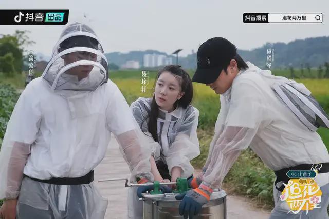 开云电竞:从蜂箱看人与自然《追花两万里》如何把答案都写在路上(图3)