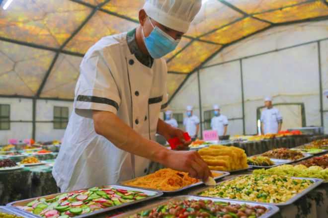 我国军队餐费一天最高39顿顿大鱼大肉！为啥隔壁一顿几十吃饲料(图2)