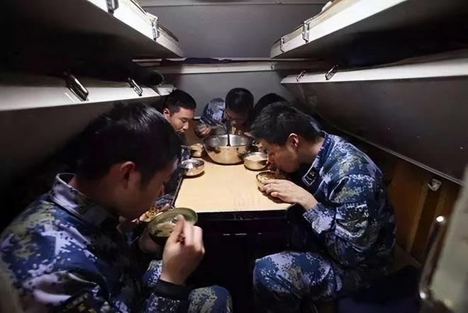我国军队餐费一天最高39顿顿大鱼大肉！为啥隔壁一顿几十吃饲料(图4)