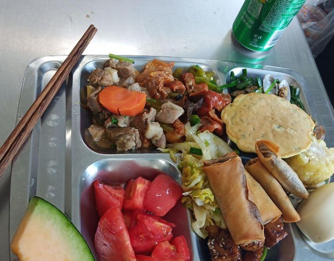 我国军队餐费一天最高39顿顿大鱼大肉！为啥隔壁一顿几十吃饲料(图3)