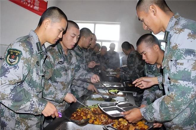 我国军队餐费一天最高39顿顿大鱼大肉！为啥隔壁一顿几十吃饲料(图5)