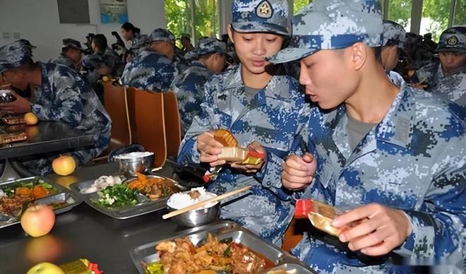 我国军队餐费一天最高39顿顿大鱼大肉！为啥隔壁一顿几十吃饲料(图6)
