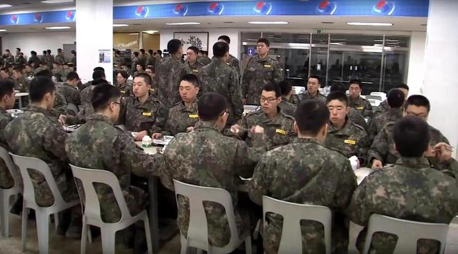我国军队餐费一天最高39顿顿大鱼大肉！为啥隔壁一顿几十吃饲料(图19)