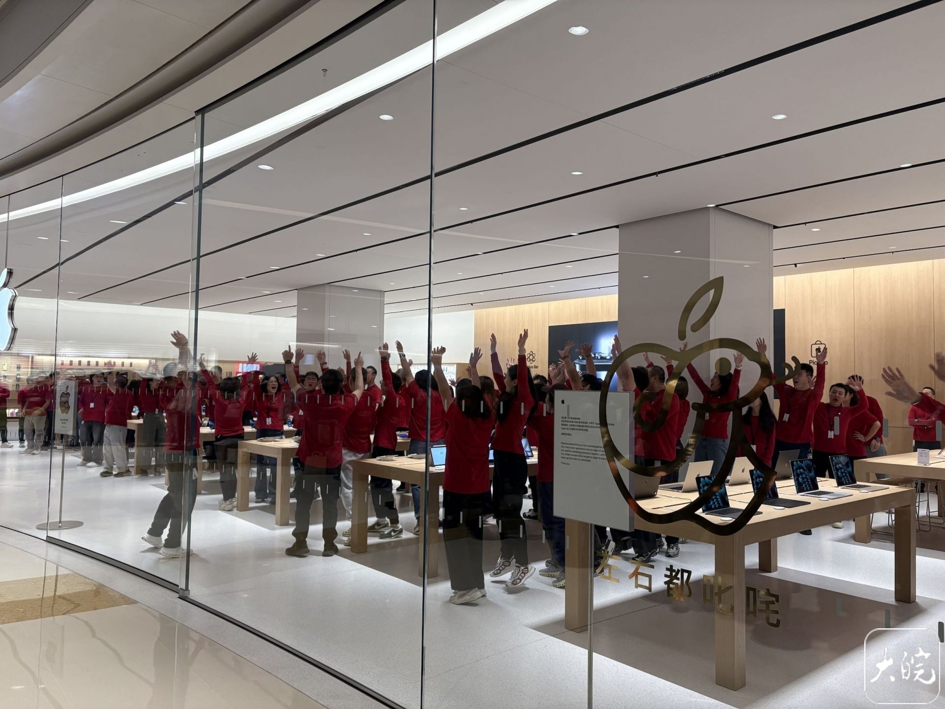 开云电竞app:苹果安徽首店开业人气爆棚大批“果粉”彻夜排队(图2)