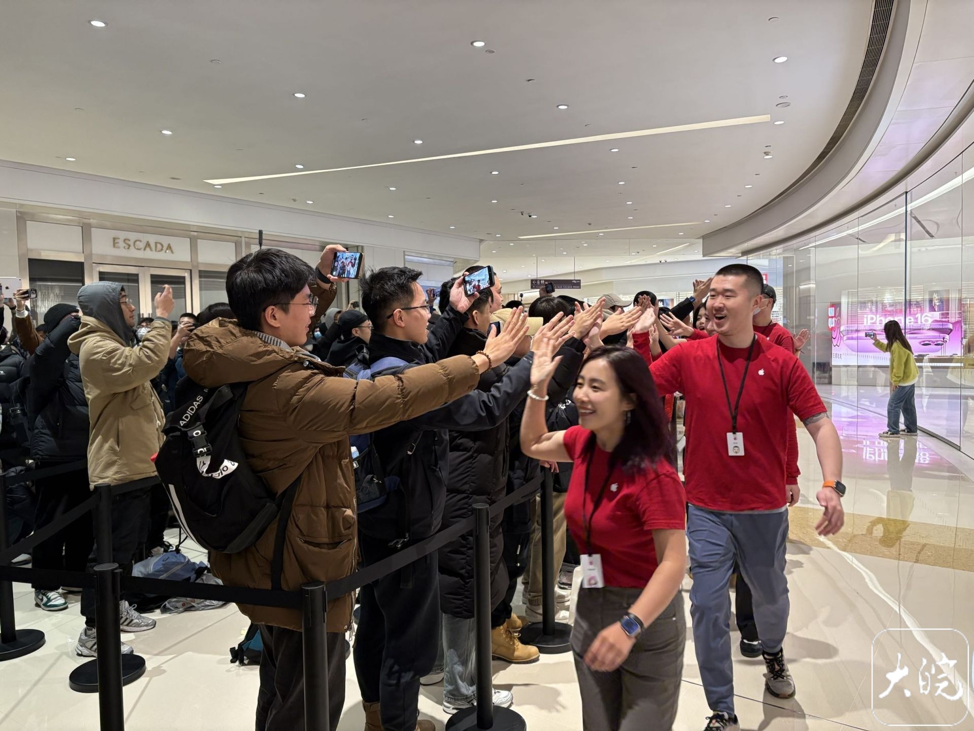 开云电竞app:苹果安徽首店开业人气爆棚大批“果粉”彻夜排队(图3)
