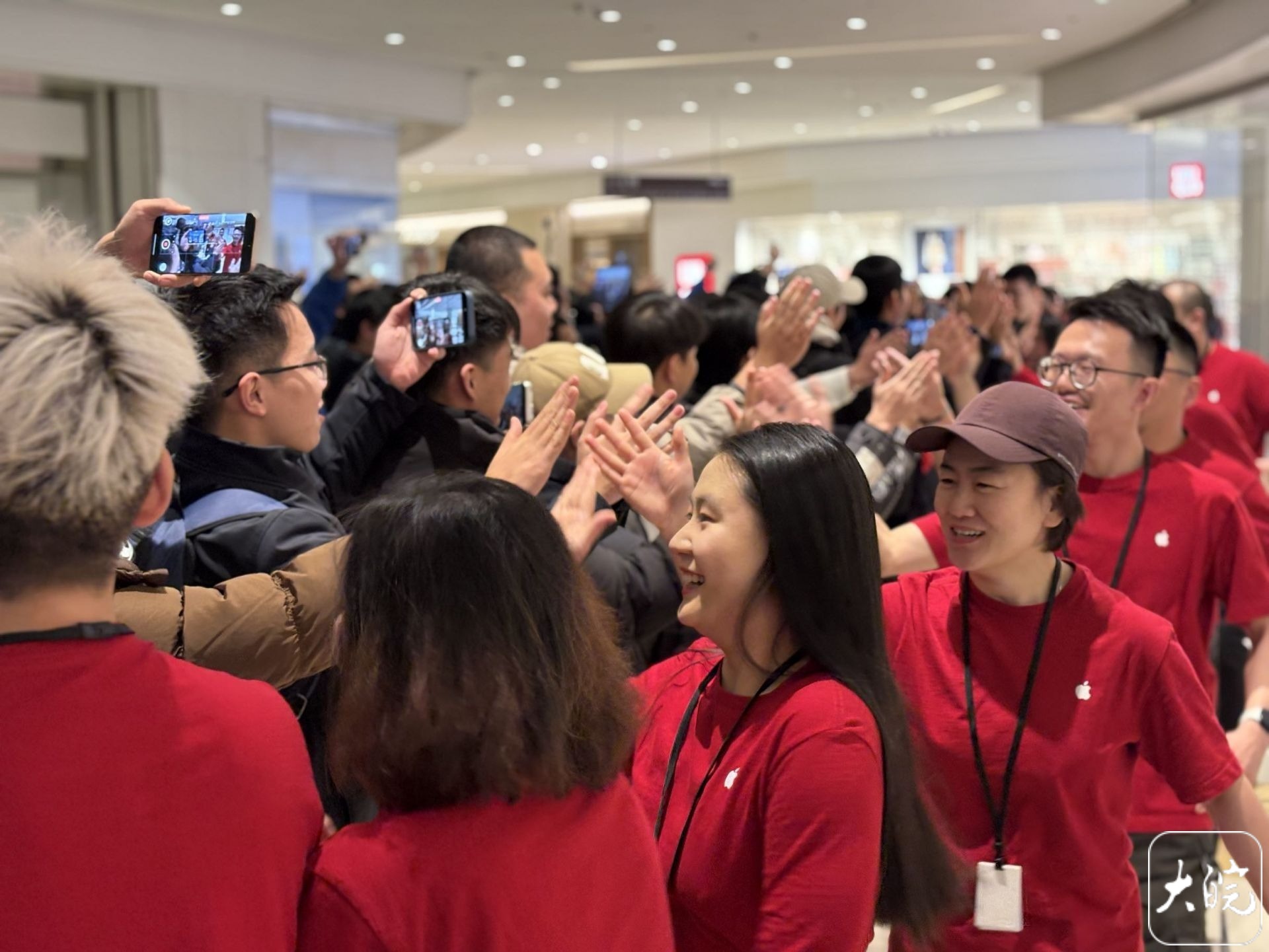 开云电竞app:苹果安徽首店开业人气爆棚大批“果粉”彻夜排队(图4)