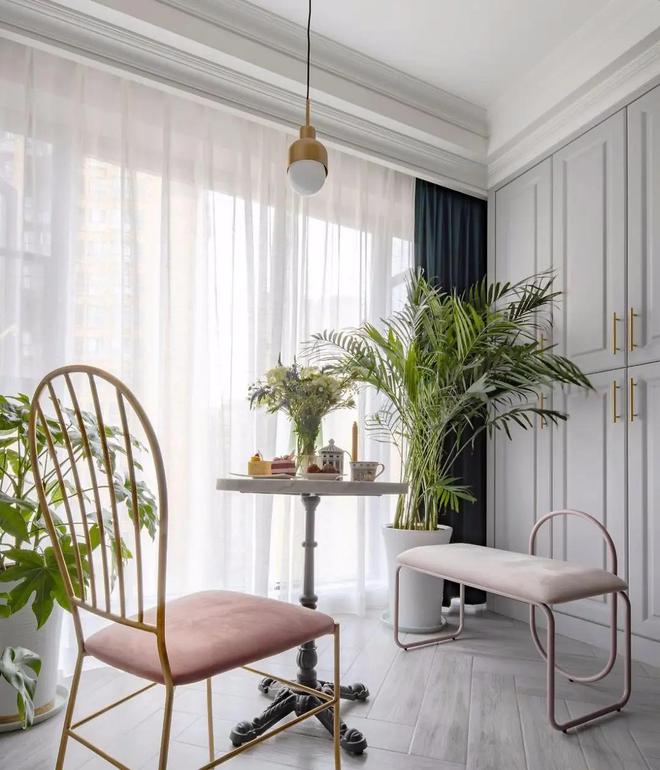 开云电竞网站:同是1平米的小阳台别人家的怎么能晾衣服、养花、放休闲椅呢?(图5)