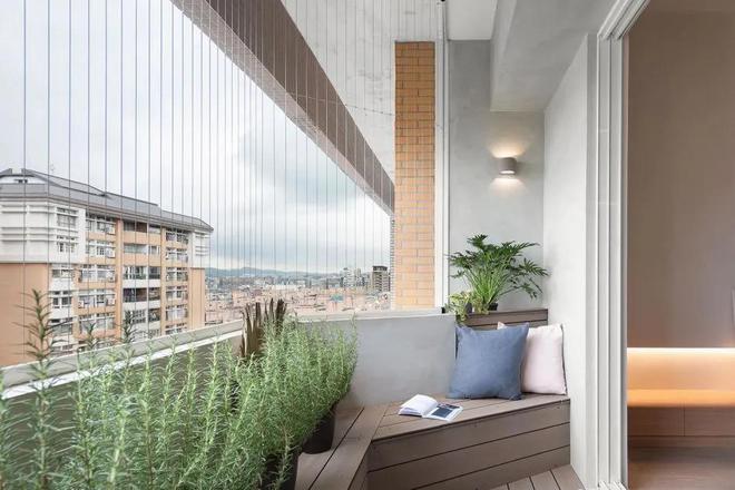 开云电竞网站:同是1平米的小阳台别人家的怎么能晾衣服、养花、放休闲椅呢?(图7)