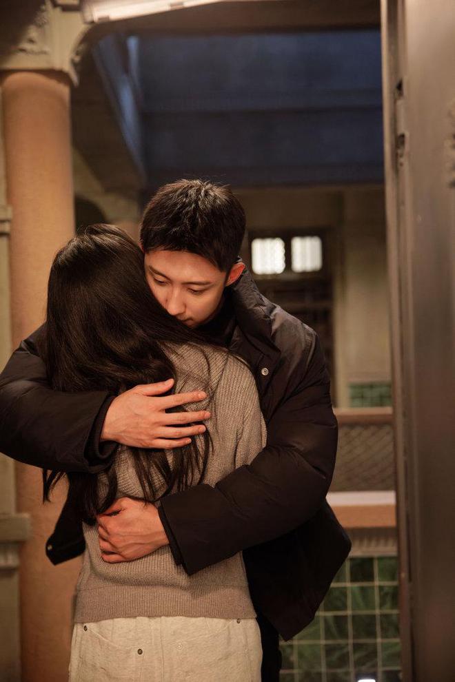 开云电竞网站:黄景瑜孙千演绎分手循环直球男主好圈粉冬至看得我一愣一愣的(图2)