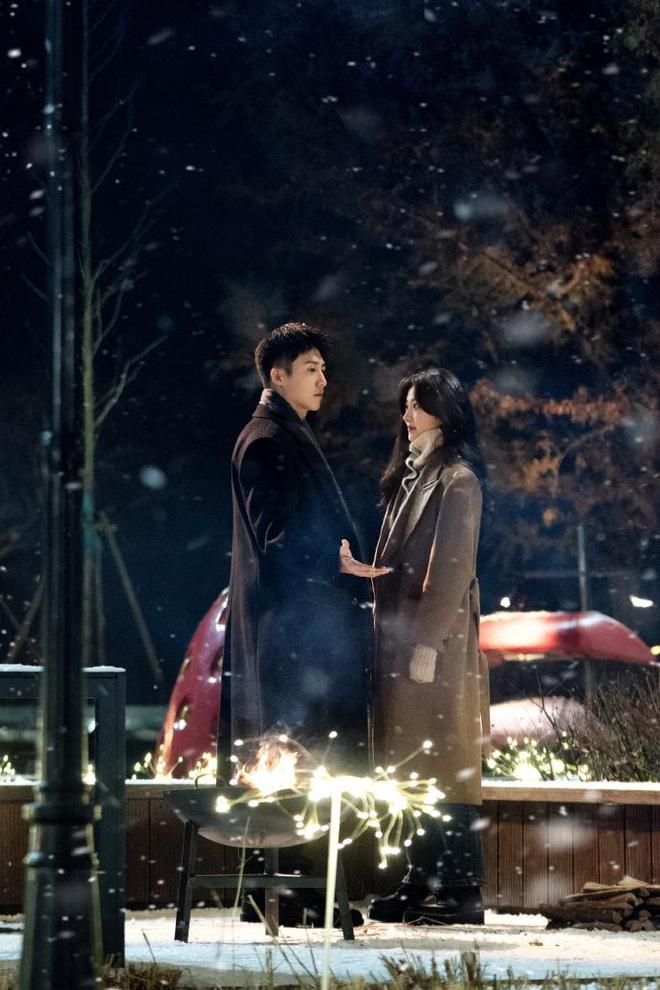 开云电竞网站:黄景瑜孙千演绎分手循环直球男主好圈粉冬至看得我一愣一愣的(图4)