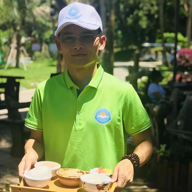 开云电竞入口:卖“草”发家的海南小伙:仅用4年年入4000万带1千户农民致富(图2)