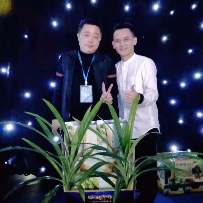 开云电竞入口:卖“草”发家的海南小伙:仅用4年年入4000万带1千户农民致富(图17)