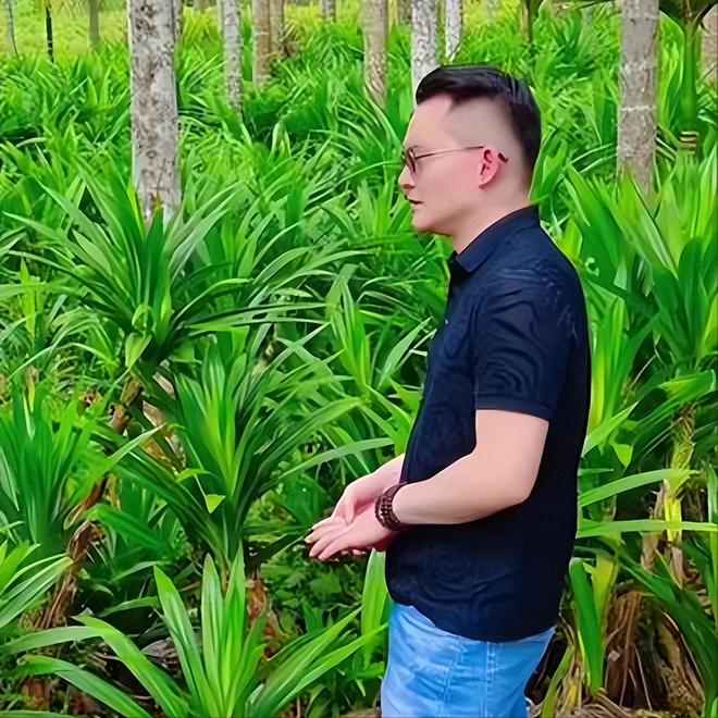 开云电竞入口:卖“草”发家的海南小伙:仅用4年年入4000万带1千户农民致富(图19)