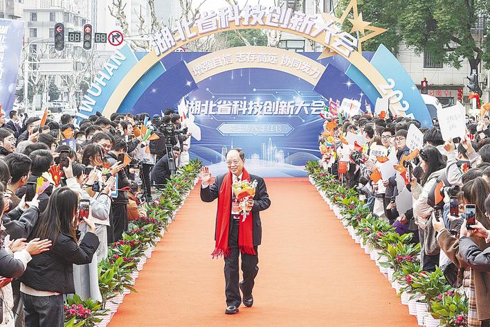 开云电竞app:科技之星闪耀红毯中国创造阔步向前(图3)