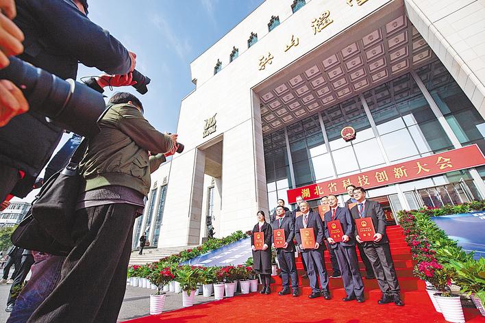 开云电竞app:科技之星闪耀红毯中国创造阔步向前(图1)