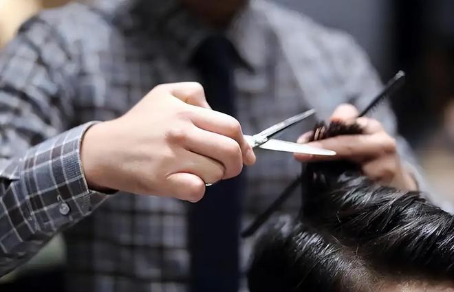 开云电竞:全国理发店开始倒闭潮!明明没有电商冲击为啥还会自己干到黄?(图5)
