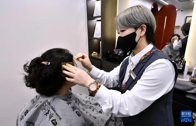 开云电竞:全国理发店开始倒闭潮!明明没有电商冲击为啥还会自己干到黄?(图2)