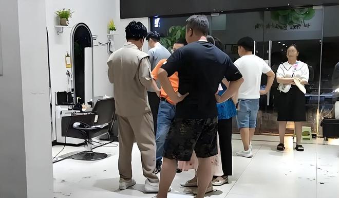 开云电竞:全国理发店开始倒闭潮!明明没有电商冲击为啥还会自己干到黄?(图8)