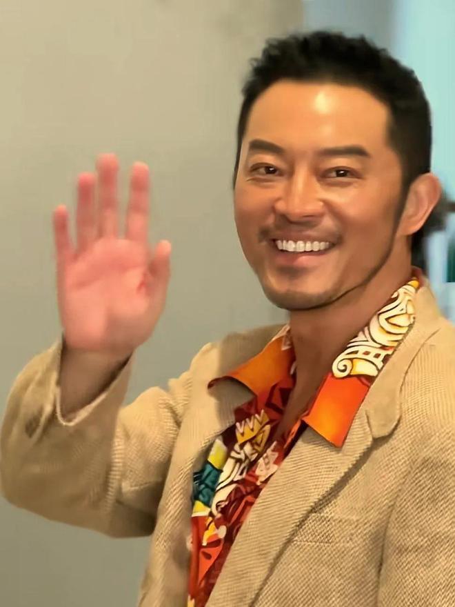 开云电竞:47岁沙溢现身武汉又黑又瘦整个人疲惫沧桑减肥之后状态好差(图4)