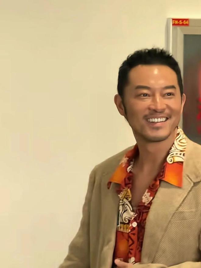 开云电竞:47岁沙溢现身武汉又黑又瘦整个人疲惫沧桑减肥之后状态好差(图2)