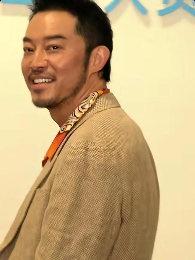开云电竞:47岁沙溢现身武汉又黑又瘦整个人疲惫沧桑减肥之后状态好差(图3)
