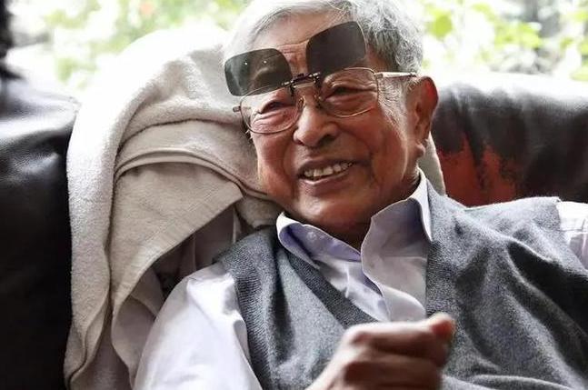 开云电竞19年“烟草大王”褚时健去世墓地造价超百万总面积达一亩(图21)