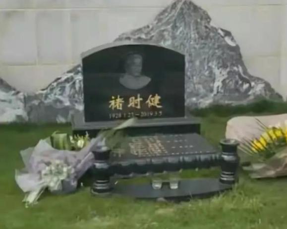 开云电竞19年“烟草大王”褚时健去世墓地造价超百万总面积达一亩(图24)