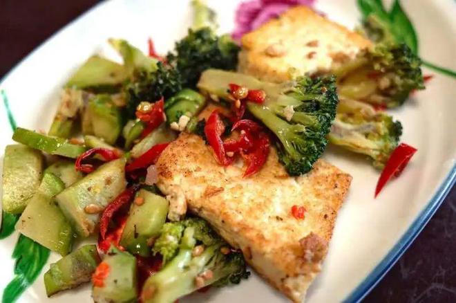肉类还是蔬菜？101个国家、60年的数据表明：多吃植物蛋白活得开云电竞更久！(图2)