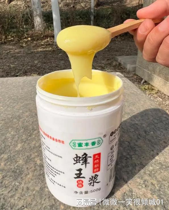 开云电竞网站:蜂王浆食用时机与性温分析早晚各有讲究!(图2)