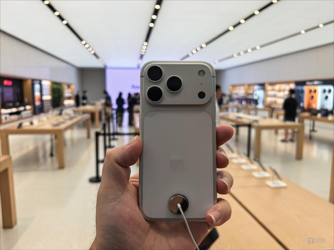 开云电竞:直击iPhone17系列开售：最高溢价700元蓝色不受宠标准版也得加价(图7)