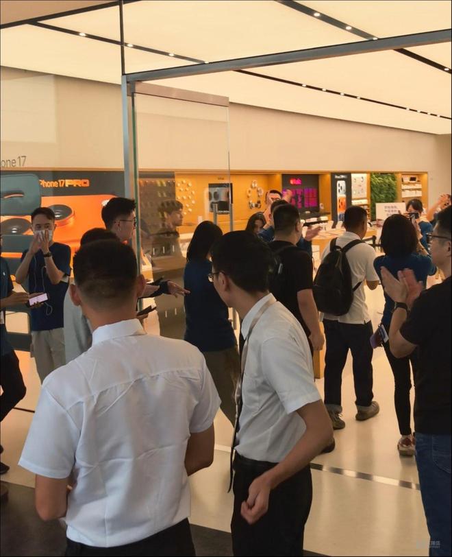开云电竞:直击iPhone17系列开售：最高溢价700元蓝色不受宠标准版也得加价(图2)