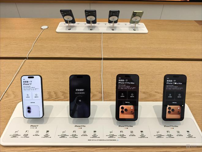 开云电竞:直击iPhone17系列开售：最高溢价700元蓝色不受宠标准版也得加价(图3)