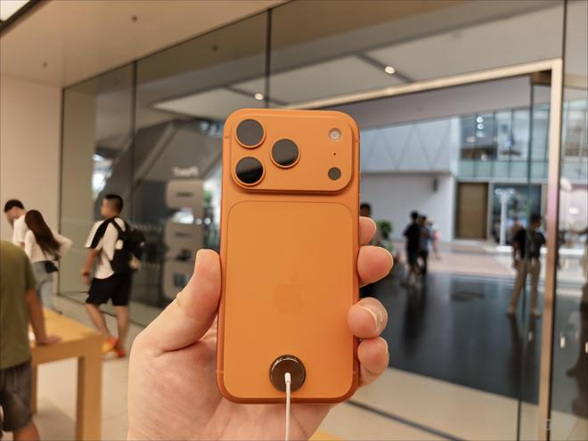 开云电竞:直击iPhone17系列开售：最高溢价700元蓝色不受宠标准版也得加价(图6)